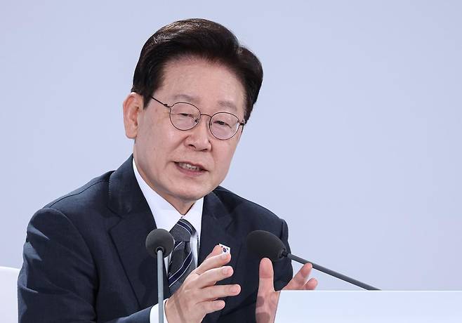 이재명 대통령이 2일 세종에서 열린 민원 혁신 사례보고회에서 발언하고 있다. 뉴스1