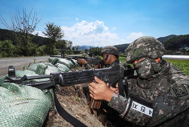 국방부가 전방 군단의 '실탄 미장착' 경계작전 사례들에 대해 기관경고 조치하기로 했다고 5일 밝혔다. 사진은 기사 내용과 관련 없음. 육군 제공