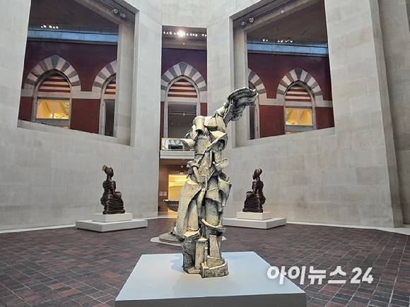 2024년 9월부터 2025년 5월까지 진행된 제네시스와 메트로폴리탄 미술관 파트너십의 첫 번째 전시인 '더 제네시스 파사드 커미션: 이불, Long Tail Halo'전의 작품 중 하나인 'CTCS #2'. [사진=최란 기자]
