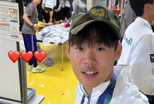라커룸에서 전역모를 쓴 사진을 SNS에 올려 논란이 된 축구 국가대표 박승수 선수(sns 캡처)