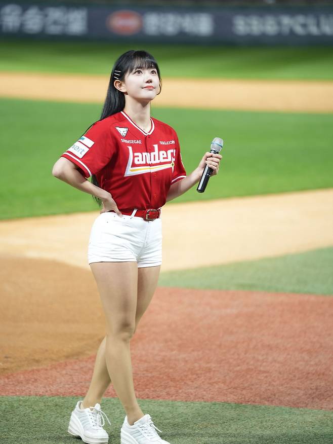 힘찬 목소리 덕에 '문학 확성기'라는 별명도 얻었다.