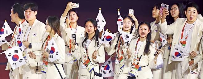 < 16일간 열전…여러분 덕에 행복했습니다 > 4일 일본 나고야 미즈호공원 육상경기장에서 진행된 2026 아이치·나고야 아시안게임 폐회식에서 한국 선수단이 입장하고 있다. 지난달 19일부터 열린 이번 대회에서 대한민국은 금메달 39개, 은메달 43개, 동메달 68개를 따며 중국·일본에 이어 종합 3위를 기록했다.  연합뉴스