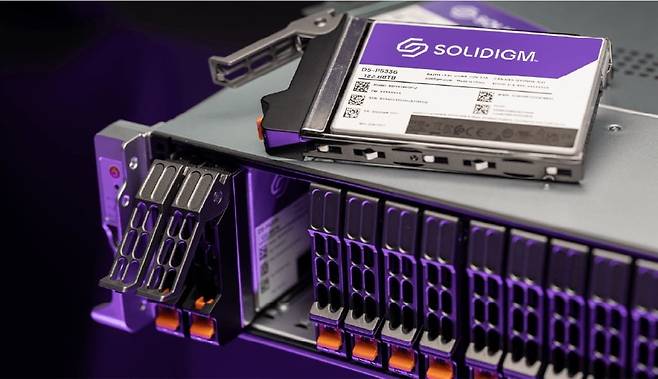 솔리다임의 D5-P5336 122.88TB 기업용 SSD가 서버에 장착된 모습이다. 대용량 데이터를 저장해야 하는 데이터센터와 AI 서버를 겨냥한 제품으로, 한 개 SSD에 122.88TB를 저장할 수 있다. AI 학습·추론 과정에서 급증하는 데이터를 효율적으로 저장하는 역할을 한다. / 사진=솔리다임