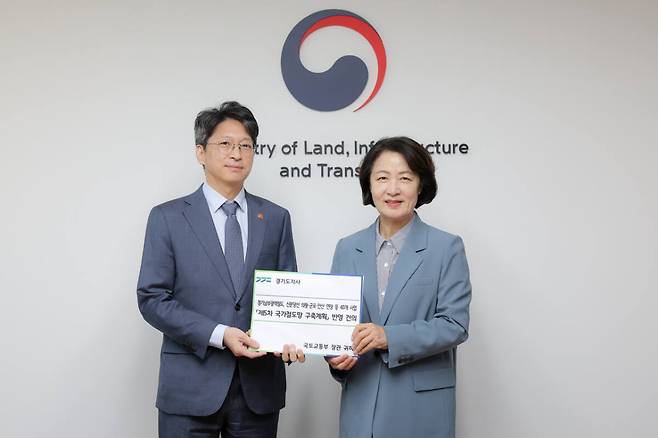 2일 추미애 경기도지사가 서울 국토발전전시관에서 홍지선 국토교통부 장관을 만나 ‘주택공급 정책 관련 정부·경기도 상호협력을 위한 제도개선 건의문’을 전달하고 있다. 경기도 제공