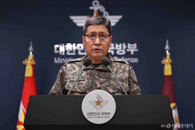 (서울=뉴스1) 구윤성 기자 = 권대원 합동참모본부 차장이 5일 서울 용산구 국방부에서 육군 25사단 비무장지대(DMZ) 지뢰 폭발상황 관련 최종 조사결과를 발표하고 있다.  2026.10.5/뉴스1  Copyright (C) 뉴스1. All rights reserved. 무단 전재 및 재배포,  AI학습 이용 금지. /사진=(서울=뉴스1) 구윤성 기자