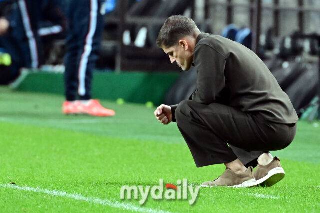 축구대표팀 모레노 임시 감독이 4번째 골을 허용하자 주먹으로 잔디를 내려치고 있다.