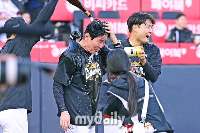 5일 경기도 수원 KT위즈파크에서 열린 '2026 신한 SOL BANK KBO리그' 롯데 자이언츠와 KT 위즈 경기. KT가 9-0으로 롯데에 승리했다. 2026 KBO 정규시즌 우승을 확정한 KT 선수들이 기뻐하고 있다. 이강철 감독이 샴페인 샤워를 받고 있다./한혁승 기자