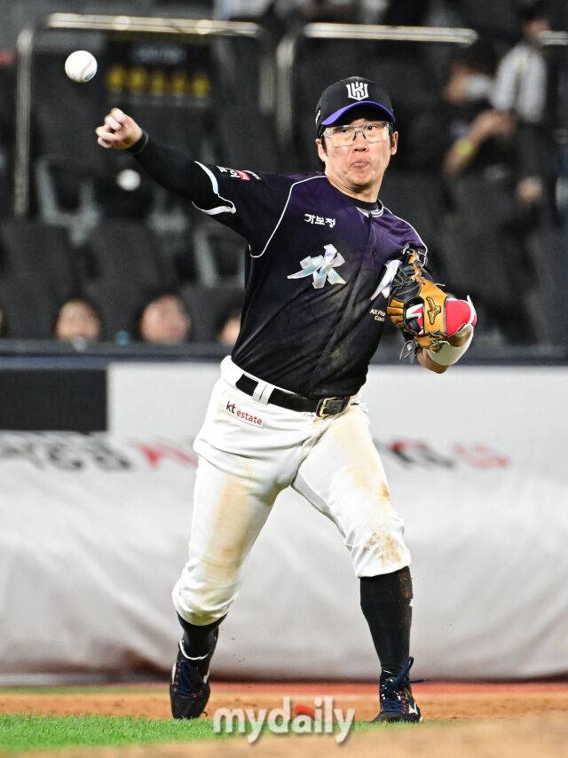 2026년 9월 23일 오후 경기도 수원KT위즈파크에서 열린 '2026 신한 SOL KBO리그' NC 다이노스와 KT 위즈의 경기. KT 3루수 허경민이 5회초 무사 3루서 NC 블레인의 타구를 처리하고 있다./유진형 기자