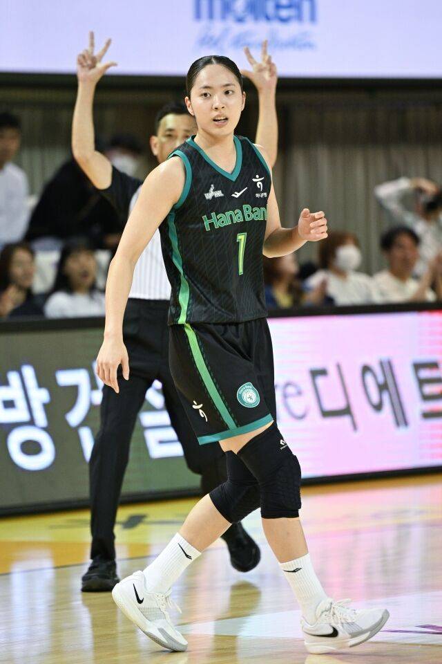 하나은행 박소희가 5일 청주체육관에서 열린 박신자컵 B조 예선 울란바타르와의 경기서 볼 핸들링을 하고 있다./WKBL 제공