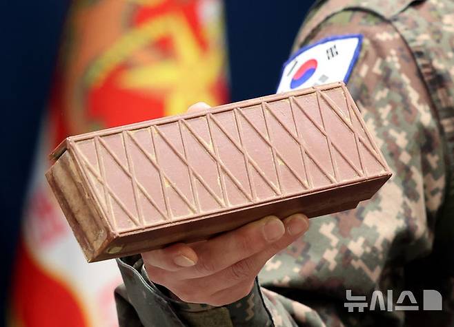 [서울=뉴시스] 박주성 기자 = 합참 작전부장 양진혁 육군 소장이 5일 오후 서울 국방부 브리핑실에서 25사단 DMZ 지뢰 폭발상황 관련 합참 합동 현장조사 TF 최종 조사결과 발표 브리핑에서 북한군의 수지 반보병지뢰를 보여주고 있다. 2026.10.05. park7691@newsis.com