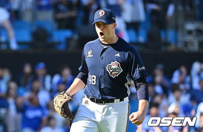 [OSEN=대구, 이석우 기자] 4일 대구삼성라이온즈파크에서 2026 신한 SOL KBO 리그 삼성 라이온즈와 두산 베어스의 경기가 열렸다. 홈팀 삼성은 이승현이, 방문팀 두산은 벤자민이 선발 출전했다. 두산 베어스 벤자민이 5회초 2사 1,2루 삼성 라이온즈 김도환을 유격수 직선타로 잡고 포효하고 있다. 2026.10.04 / foto0307@osen.co.kr