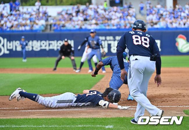 [OSEN=대구, 이석우 기자] 4일 대구삼성라이온즈파크에서 2026 신한 SOL KBO 리그 삼성 라이온즈와 두산 베어스의 경기가 열렸다. 홈팀 삼성은 이승현이, 방문팀 두산은 벤자민이 선발 출전했다. 두산 베어스 정수빈이 2회초 1사 1루 3루수 오른쪽 내야 안타를 치고 슬라이딩으로 세이프되고 있다. 2026.10.04 / foto0307@osen.co.kr