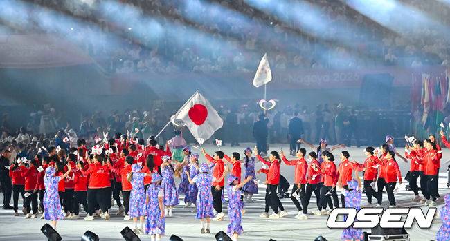 [OSEN=나고야(일본), 박준형 기자] 19일 일본 나고야 미즈호공원 육상경기장에서 제20회 일본 아이치·나고야 아시안게임 개막식이 진행됐다. 아이치·나고야 아시안게임 개회식에서 한국 선수단은 김동용·신유빈을 기수로 9개 종목 50명이 참가해 영문 국가명 순서에 따라 16번째로 입장한다. 아시안게임은 오는 10월 4일까지 열린다. 일본 선수단이 입장하고 있다.    2026.09.19 / soul1014@osen.co.kr