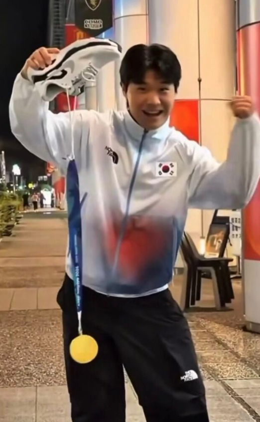 최우진이 아시안게임 금메달을 딴 뒤 세리머니를 하고 있다. 최우진 SNS