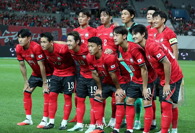 대한민국 축국구가대표팀이 28일 서울월드컵경기장에서 우루과이와 친선경기를 열었다.  이강인을 비롯한 베스트 11이 기념촬영을 하고 있다. /사진=김진경 대기자