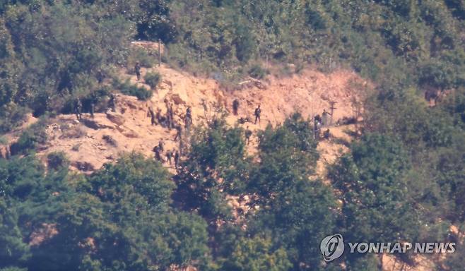 북한 접경 지역 발파 작업 준비 (인천=연합뉴스) 임순석 기자 = 유엔군사령부가 전날 비무장지대(DMZ)에서 발생한 지뢰 폭발 사고에 대해 정전 협정 위반이라고 밝힌 가운데 1일 인천 강화군 송해면에서 바라본 북한 황해도 개풍군 접경 지역에서 북한 군인들이 전술 도로 건설을 위한 것으로 추정되는 발파작업을 준비하고 있다. 2026.10.1 soonseok02@yna.co.kr