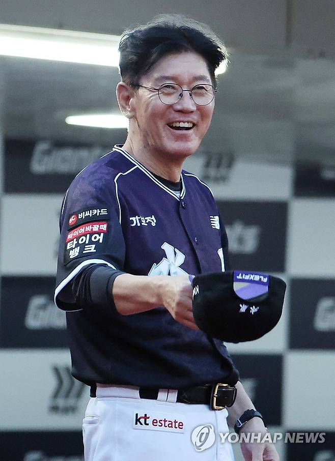 600승에 성큼 다가선 이강철 감독 (부산=연합뉴스) 강선배 기자 = 10일 부산 사직야구장에서 열린 2026 신한 SOL뱅크 KBO리그 kt 위즈와 롯데 자이언츠 경기. 이강철 kt 감독이 경기 전 김태형 롯데 감독에게 인사하고 있다. 
    이 감독은 1승을 추가하면 KBO리그 역대 13번째로 감독 통산 600승을 달성하며, 현역 감독 중에서는 김경문 한화 감독, 김태형 롯데 감독, 염경엽 LG 감독에 이어 네 번째로 600승 고지에 오르게 된다. 2026.9.10 
    sbkang@yna.co.kr
(끝)