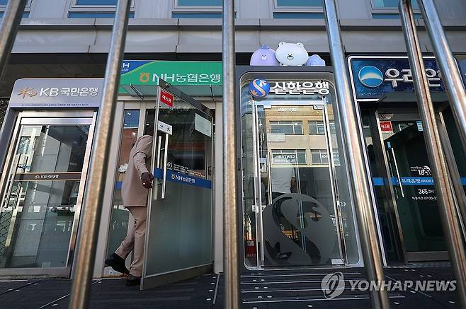 은행권 전방위 해킹 피해 (서울=연합뉴스) 이지은 기자 = 신한은행에 이어 KB국민은행, 하나은행 등 국내 주요 시중은행에서 전방위적인 인공지능(AI) 해킹 공격으로 고객정보가 유출되는 사고가 발생하면서 금융권 보안에 비상이 걸렸다. 사진은 4일 서울 시내에 설치된 여러 은행 ATM기. 2026.10.4 jieunlee@yna.co.kr