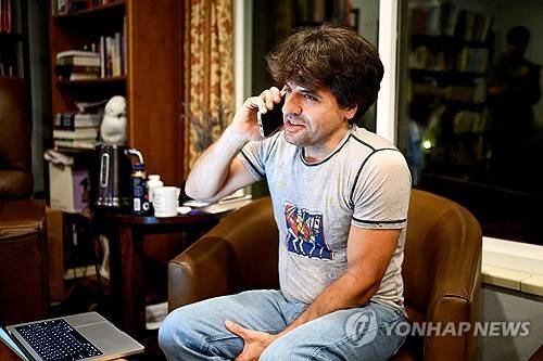 노벨 생리의학상 공동수상자 칼 다이서로스 (스탠퍼드 [미국 캘리포니아주] AP=연합뉴스) 2026년 10월 5일 노벨생리의학상 공동수상자로 선정된 칼 다이서로스 미국 스탠퍼드대 교수가 미국 캘리포니아주 스탠퍼드의 집에서 휴대전화로 통화하고 있다. (AP Photo/Noah Berger) 2026.10.5.