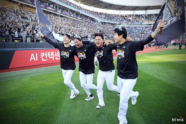 지난 5일 2026시즌 정규리그 우승이 확정된 직후 kt wiz 선수들이 그라운드를 뛰며 기뻐하고 있다. (왼쪽부터) 스기모토, 우규민, 주권, 손동현. 2026.10.5 /kt wiz 제공