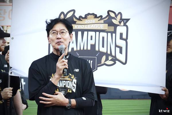 ‘강철매직’을 발휘하며 kt wiz를 5년 만에 다시 정규시즌 우승으로 이끈 이강철 감독. /kt wiz 제공