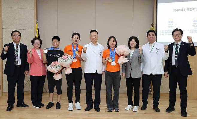인천의료원은 6일 월례조회에서 제46회 전국장애인체육대회 수영과 역도, 탁구 종목에 출전한 선수 3명의 성과를 축하하는 자리를 가졌다.