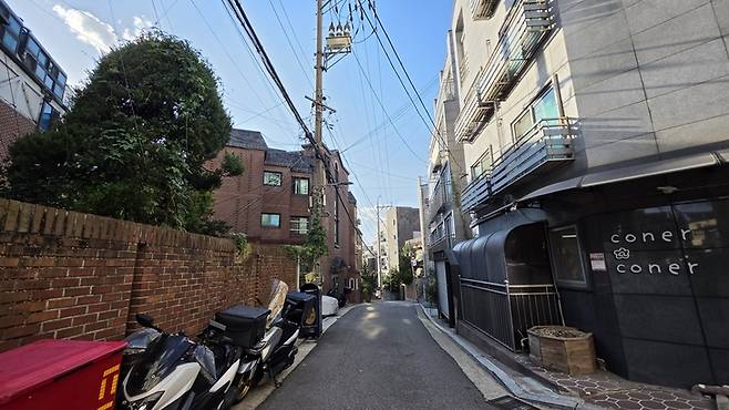 ▲▲6일 서울 한 빌라 밀집 지역. 좁은 골목을 따라 주택과 상가가 들어서 있다. 사진=장혜원 기자