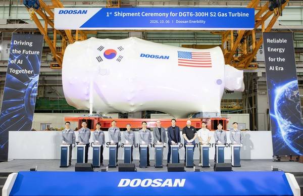 두산에너빌리티 창원 본사에서 개최된 380MW 가스터빈 출하식에서 스페이스XAI 주요 관계자들과 손승우 파워서비스BG장(가운데)을 비롯한 두산에너빌리티 임직원이 기념 촬영하고 있다. 사진=두산에너빌리티