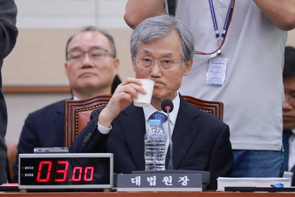 조희대 대법원장이 6일 국회 법제사법위원회에서 열린 대법원 등에 대한 국정감사에서 목을 축이고 있다. 2026.10.6. 연합뉴스