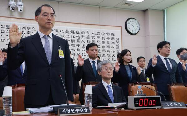 대법원 국정감사에 일반증인으로 채택돼 출석한 조희대 대법원장이 선서나 증언 요구에 삼권분립과 사법독립 원칙에 따라 응할 수 없다고 거부했다. 2026.10.6. 연합뉴스