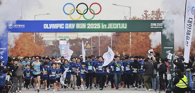 2025년 11월 16일 전주월드컵경기장 일원에서 2036 전주 하계올림픽·페럴림픽 유치를 염원하는 '올림픽데이런 2025 in 전주'. 사진=전주시