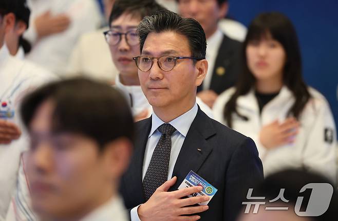 김재열 국제빙상경기연맹(ISU) 회장이 5일 청와대 영빈관에서 열린 동계 올림픽 선수단 오찬에서 국민의례를 하고 있다. (청와대통신사진기자단) 2026.3.5 ⓒ 뉴스1 허경 기자