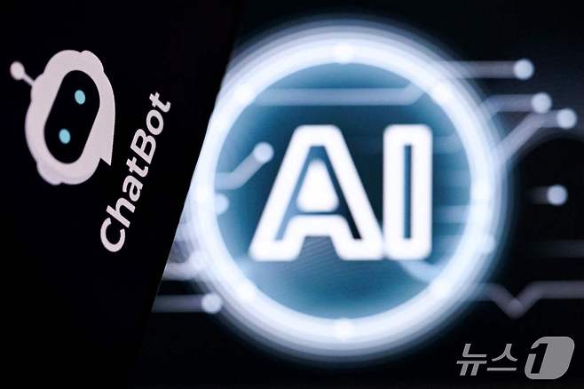 인공지능을 뜻하는 'AI' 문자와 챗봇 앱 로고. 2026.5.13 ⓒ AFP=뉴스1