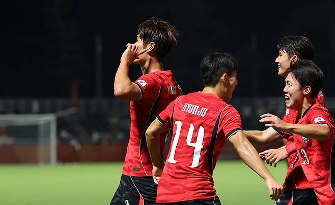 지난달 25일 일본 나고야 미즈호 공원 럭비경기장에서 열린 2026 아이치·나고야 아시안게임 남자 축구 8강 한국과 베트남의 경기. 한국 이영준이 선취골을 넣고 동료선수들과 기뻐하고 있다. 사진 | 연합뉴스