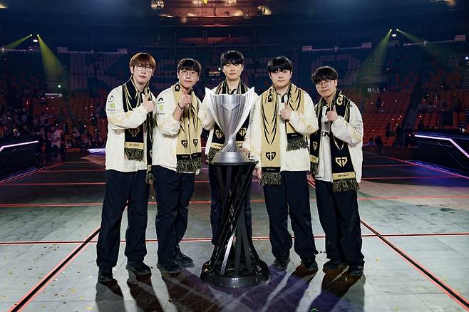 젠지 선수들이 13일 서울 송파구 KSPO돔에서 열린 2026 LoL 챔피언스 코리아(LCK) 결승에서 한화생명을 꺾은 후 트로피를 들고 포즈를 취하고 있다. 사진 | 라이엇 게임즈