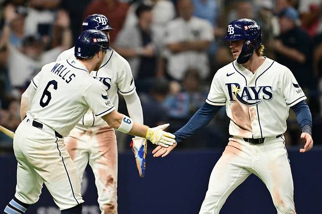 ST PETERSBURG, FLORIDA - OCTOBER 05: Jonny DeLuca #21 of the Tampa Bay Rays celebrates with teammate Taylor Walls #6 after scoring a run against the New York Yankees during the fifth inning in game two of the American League Division Series at Tropicana Field on October 05, 2026 in St Petersburg, Florida.   Julio Aguilar/Getty Images/AFP (Photo by Julio Aguilar / GETTY IMAGES NORTH AMERICA / Getty Images via AFP)







<저작권자(c) 연합뉴스, 무단 전재-재배포, AI 학습 및 활용 금지>