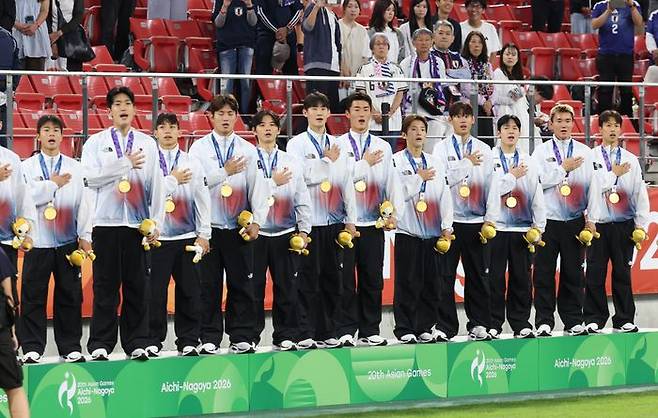 금메달 목에 걸고 애국가 부르는 축구대표팀. ⓒ 뉴시스