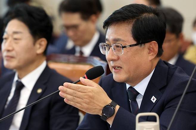 김성환 기후에너지환경부 장관이 6일 서울 여의도 국회에서 열린 기후에너지환경노동위원회의 기후에너지환경부에 대한 국정감사에서 자료제출 관련 답변을 하고 있다. ⓒ뉴시스
