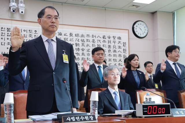 조희대 대법원장이 6일 국회 법제사법위원회에서 열린 대법원 등에 대한 국정감사에 출석한 가운데 피감기관장이 선서하고 있다. 법사위는 더불어민주당 주도로 조 대법원장을 일반증인으로 채택했으나, 조 대법원장은 선서나 증언 요구에 삼권분립과 사법독립 원칙에 따라 응할 수 없다고 거부했다. [연합뉴스]