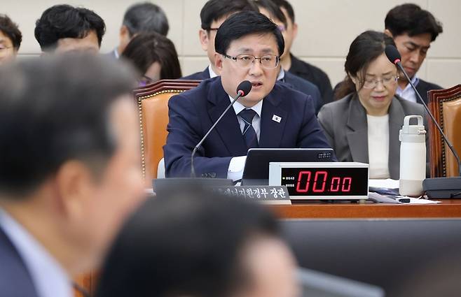 김성환 기후에너지환경부장관이 6일 국회에서 열린 기후에너지환경노동위원회 국정감사에서 의원 질의에 답변하고 있다. 연합뉴스.
