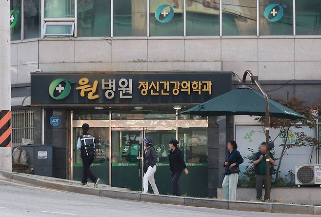 지난달 30일 인천 미추홀구 주안동에 위치한 인천원병원 앞으로 행인들이 지나가고 있다. 정용일 선임기자 yongil@hani.co.kr