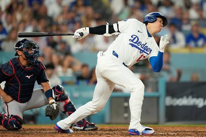 NLDS 2차전에서 스윙하는 오타니 쇼헤이의 모습. [AP=연합뉴스]