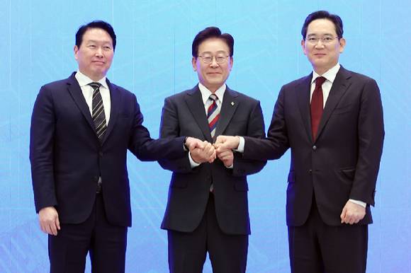 이재명 대통령과 이재용 삼성전자 회장, 최태원 SK그룹 회장이 29일 청와대에서 열린 3대 메가프로젝트 국민보고회에서 기업 투자계획 발표 후 손을 잡고 있다. 2026.6.29 [청와대통신사진기자단] [사진= 연합뉴스]