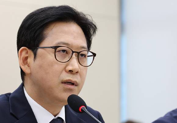 배경훈 부총리 겸 과학기술정보통신부 장관이 6일 국회에서 열린 과학기술정보방송통신위원회 국정감사에서 의원 질의에 답하고 있다. [사진=연합뉴스]