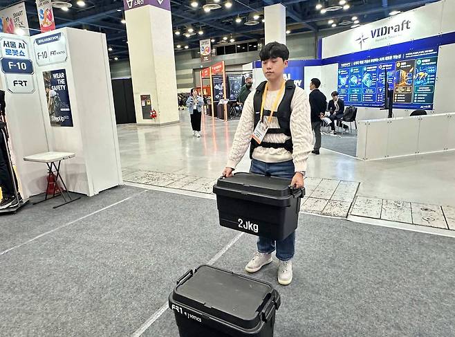 스텝업 네오를 착용하고 20kg 무게의 상자를 드는 모습 / 출처=IT동아