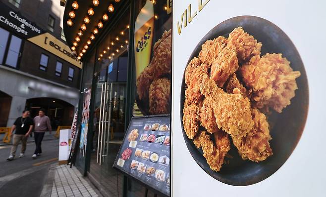 공정거래위원회가 6일 프랜차이즈 치킨 업체를 대상으로 담합 혐의에 대한 현장조사를 진행했다. 이재명 대통령은 지난 30일 육계 가격 하락에도 치킨 가격이 유지되고 있다는 내용의 기사를 공유하며 “한번 점검해 보겠다”고 밝혔다. 사진은 1일 서울 시내 한 프랜차이즈 치킨 매장 모습. 뉴스1
