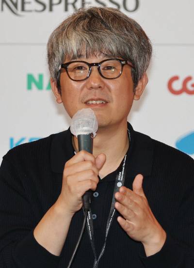 김종관 감독이 6일 부산 해운대구 영화의전당에서 열린 제31회 부산국제영화제 개막작 <낮과 밤은 서로에게> 기자회견에서 인사말을 하고 있다. 연합뉴스
