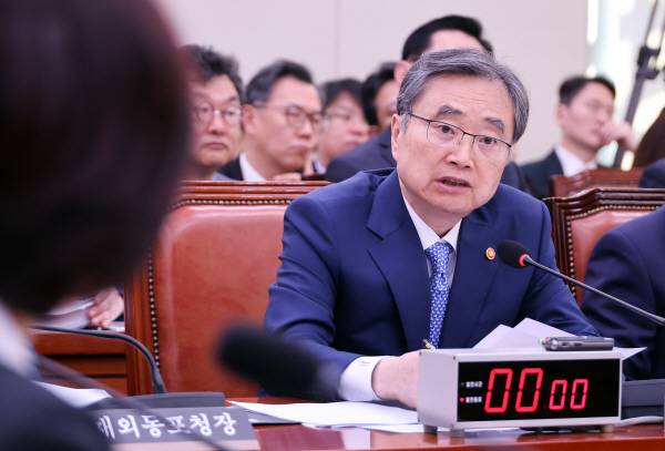 6일 국회에서 열린 외교통일위원회 국정감사에서 조현 외교부 장관이 의원들의 질의에 답변하고 있다. 연합뉴스