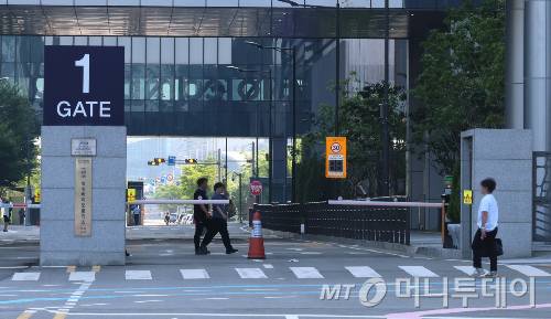[인천=뉴시스] 전진환 기자 = 삼성그룹 초기업 노조 삼성바이오로직스 상생지부가 초기업 노조 탈퇴를 염두에 두고 조합원을 상대로 투표한 노조 조직 형태 변경의 안건이 가결돼 삼성그룹 초기업 노조에서 탈퇴한다고 전날 밝힌 가운데 29일 오전 인천 연수구 삼성바이오로직스 공장에서 출근한 직원들이 이동하고 있다. 2026.06.29. amin2@newsis.com /사진=전진환