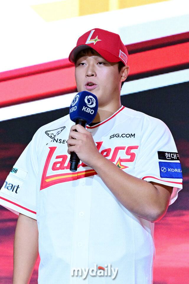 마산고 이윤성이 21일 오후 서울 잠실동 롯데호텔 월드 크리스탈볼룸에서 진행된 ‘2027 KBO 신인드래프트’ 1라운드에서 SSG 유니폼을 입고 포부를 밝히고 있다.